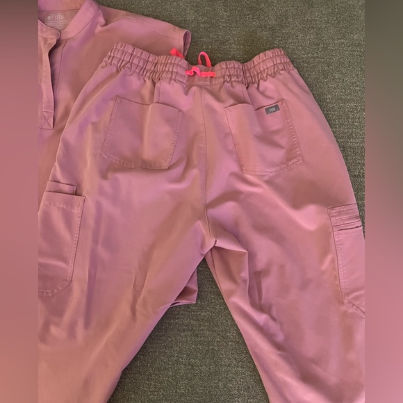 Figs chalk pink Top and Jogger set top size Large bottoms size XL petite - Picture 5 of 5